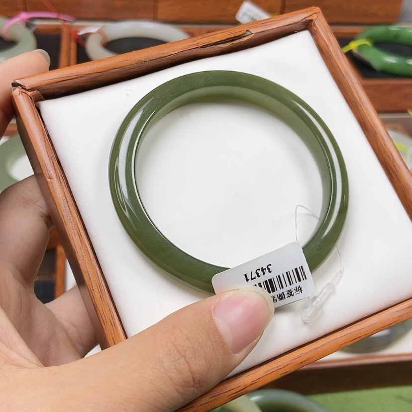 【闪购商品】和田玉未镶嵌手镯牛油果绿5354