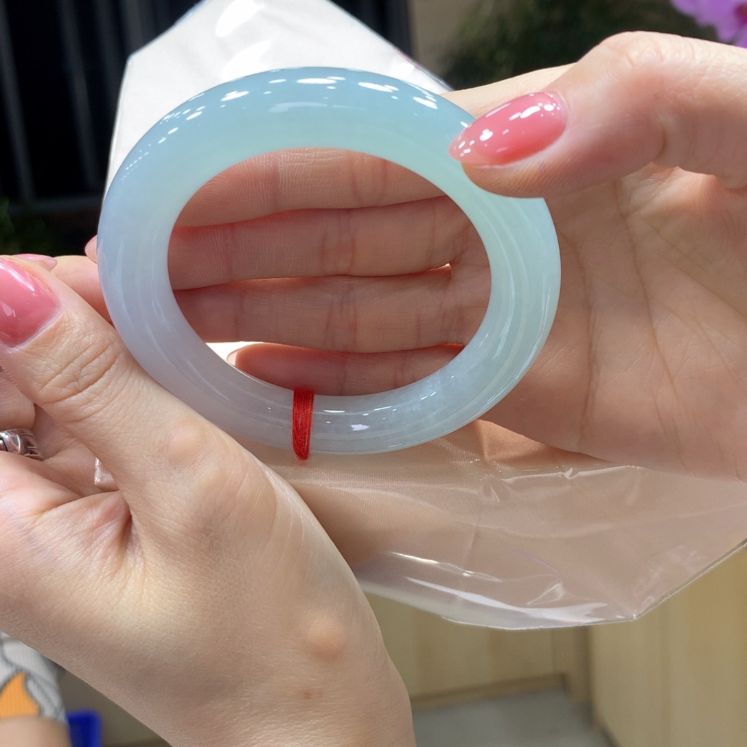 翡翠手镯未镶嵌不退不换