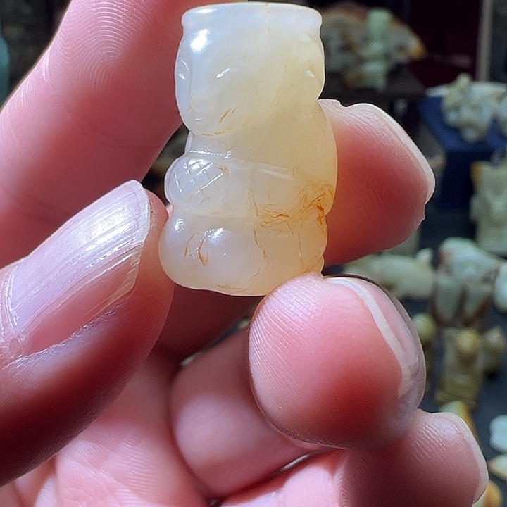 独***身和田玉（糖玉）未镶嵌挂件玉器收藏鉴赏辞典