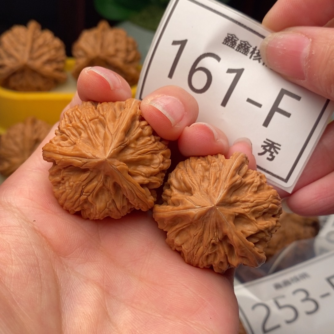 文玩核桃把件玉龙奔36