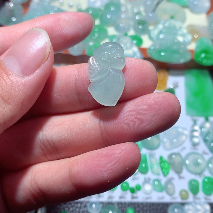 翡翠未镶嵌颈饰花