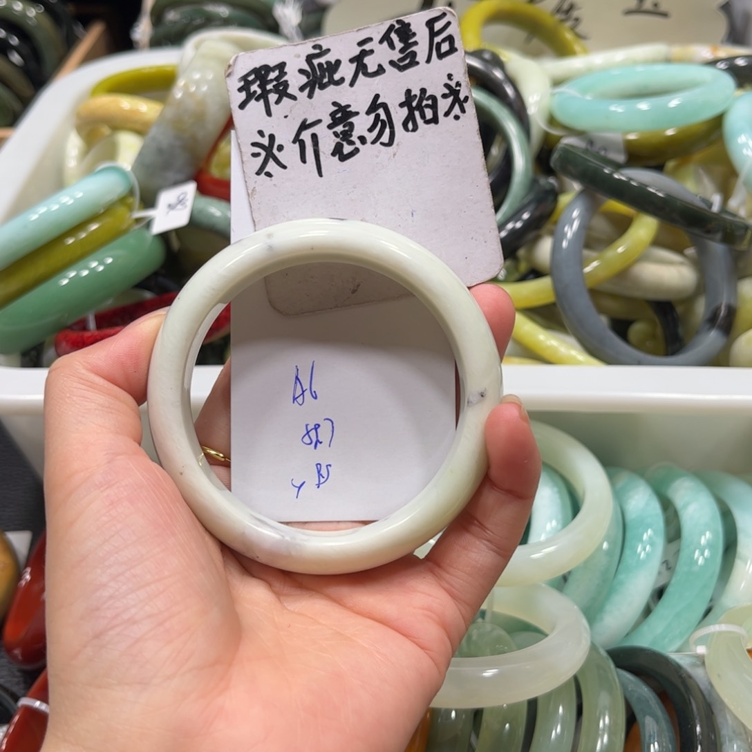 蛇纹石玉手镯未镶嵌