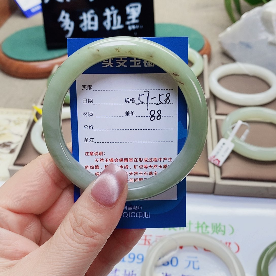 和田玉手镯未镶嵌