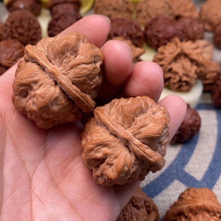 文玩核桃把件颜**理核桃