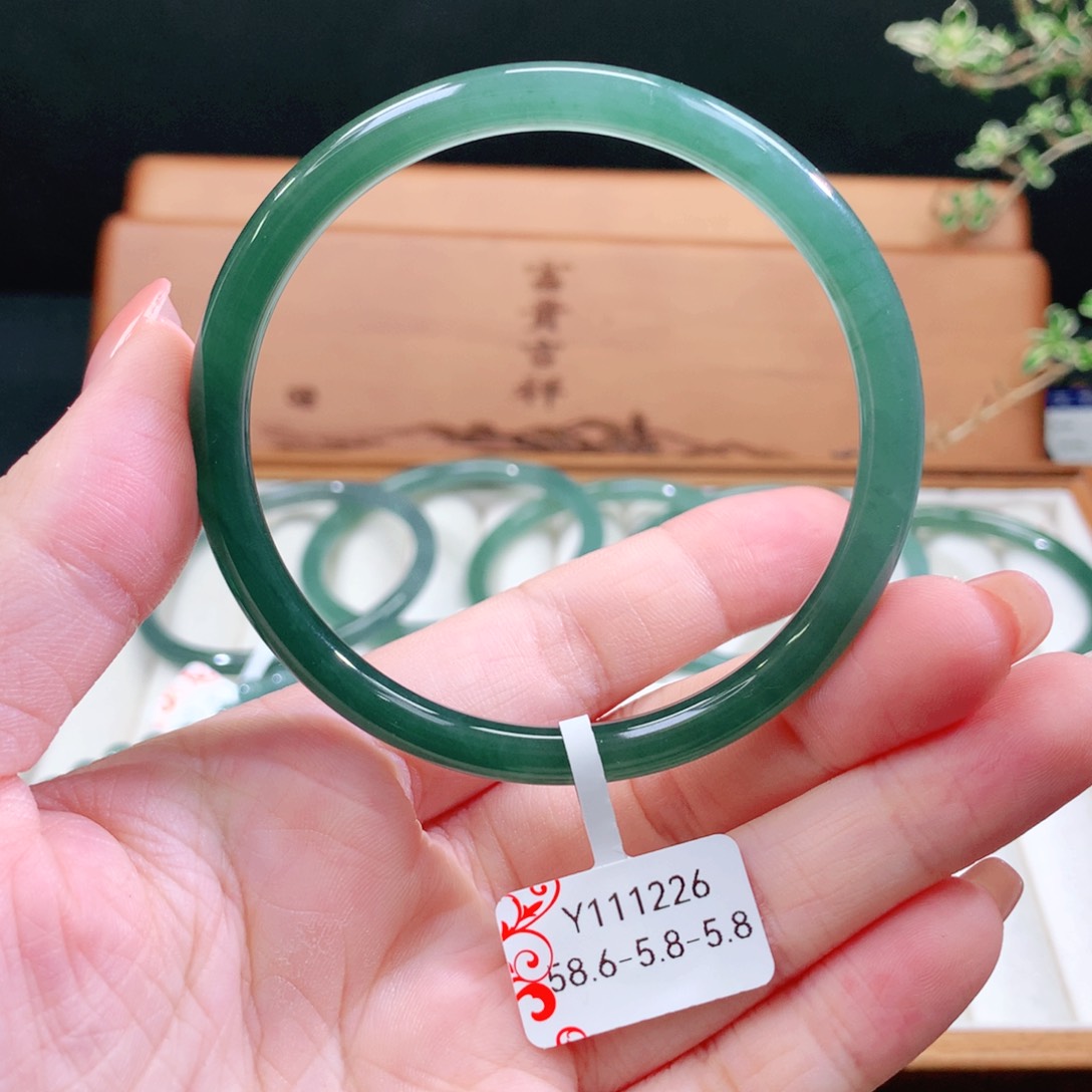 翡翠未镶嵌手镯天然