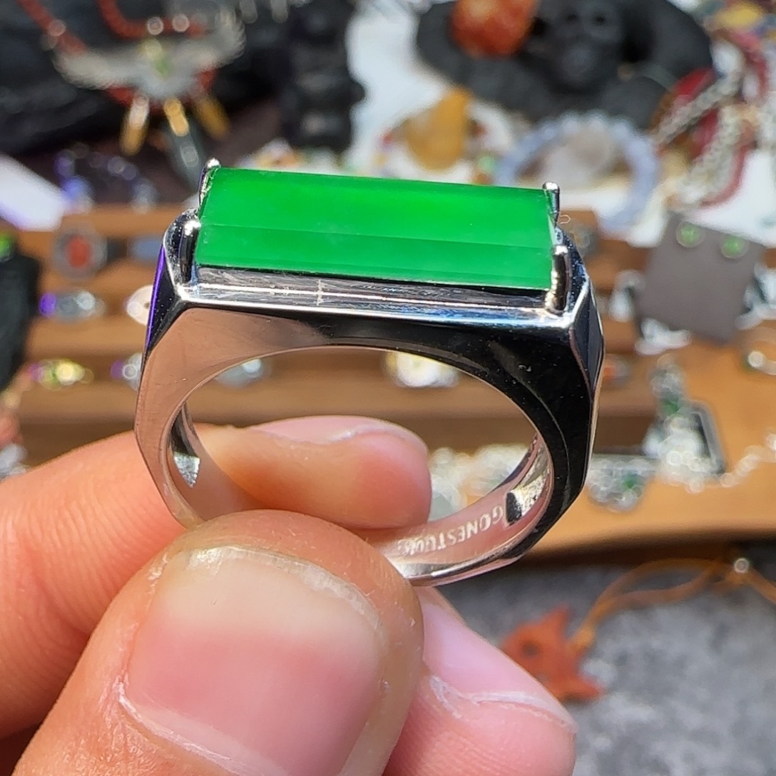 T***e翡翠9K金镶嵌戒指