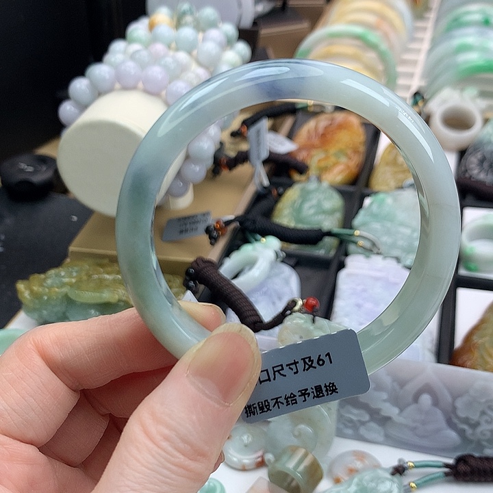 翡翠手镯未镶嵌吊坠