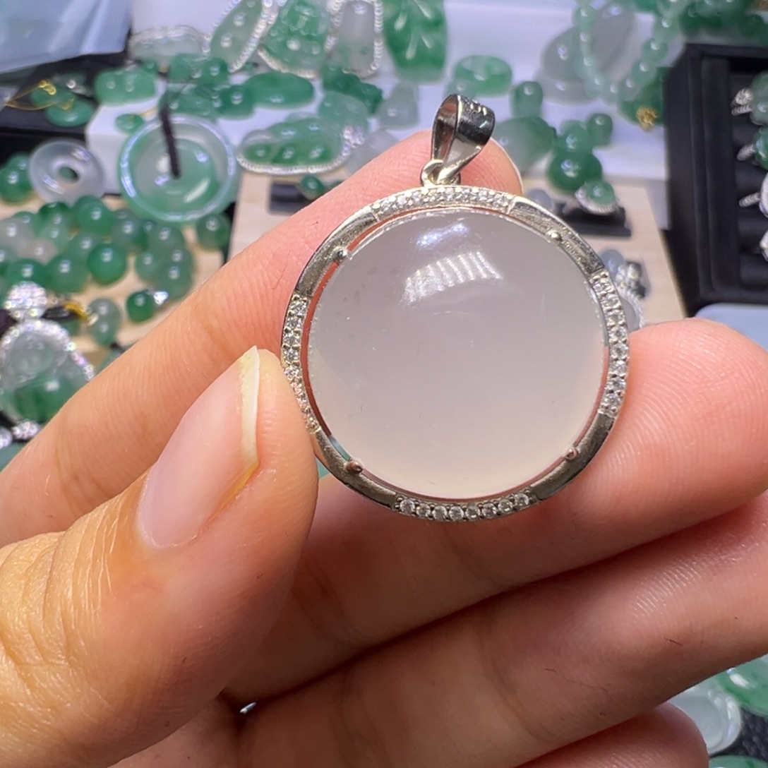 石英质玉（非洲翠）未镶嵌颈饰