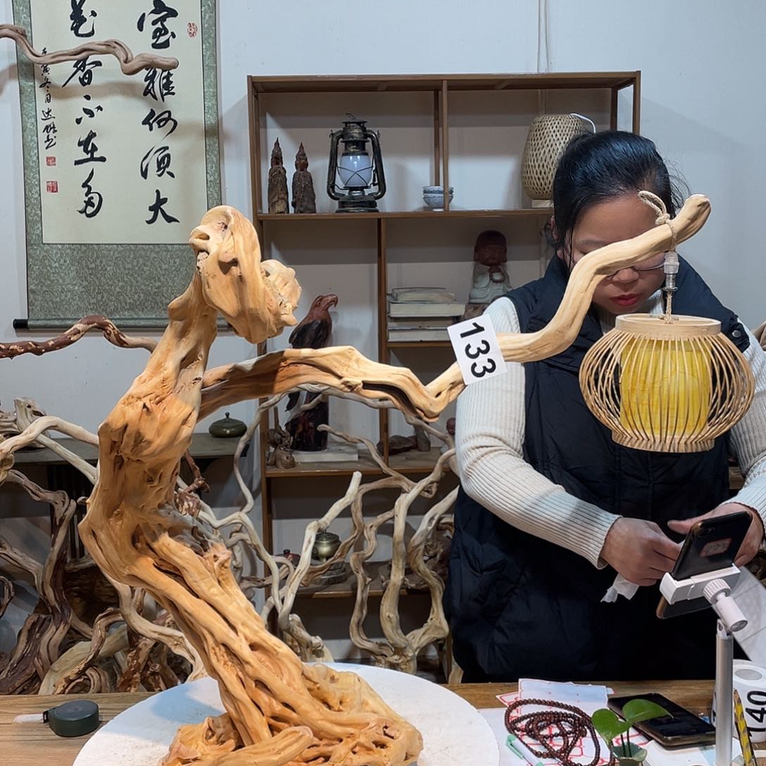 柏木她****…杜鹃根根艺摆件