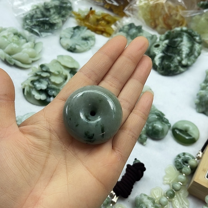 透闪石-蛇纹石玉未镶嵌颈饰