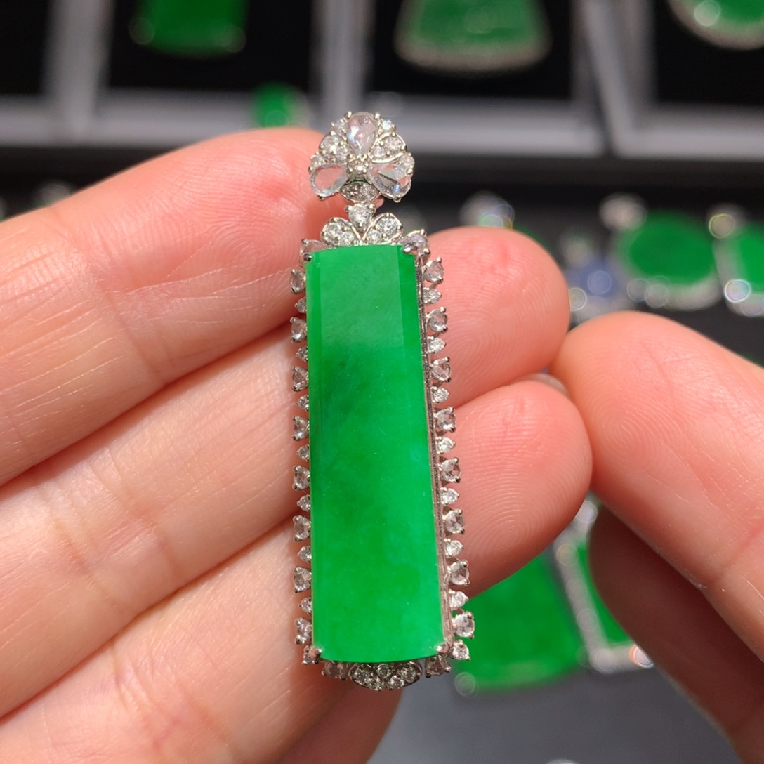 翡翠颈饰18K金镶嵌翡翠