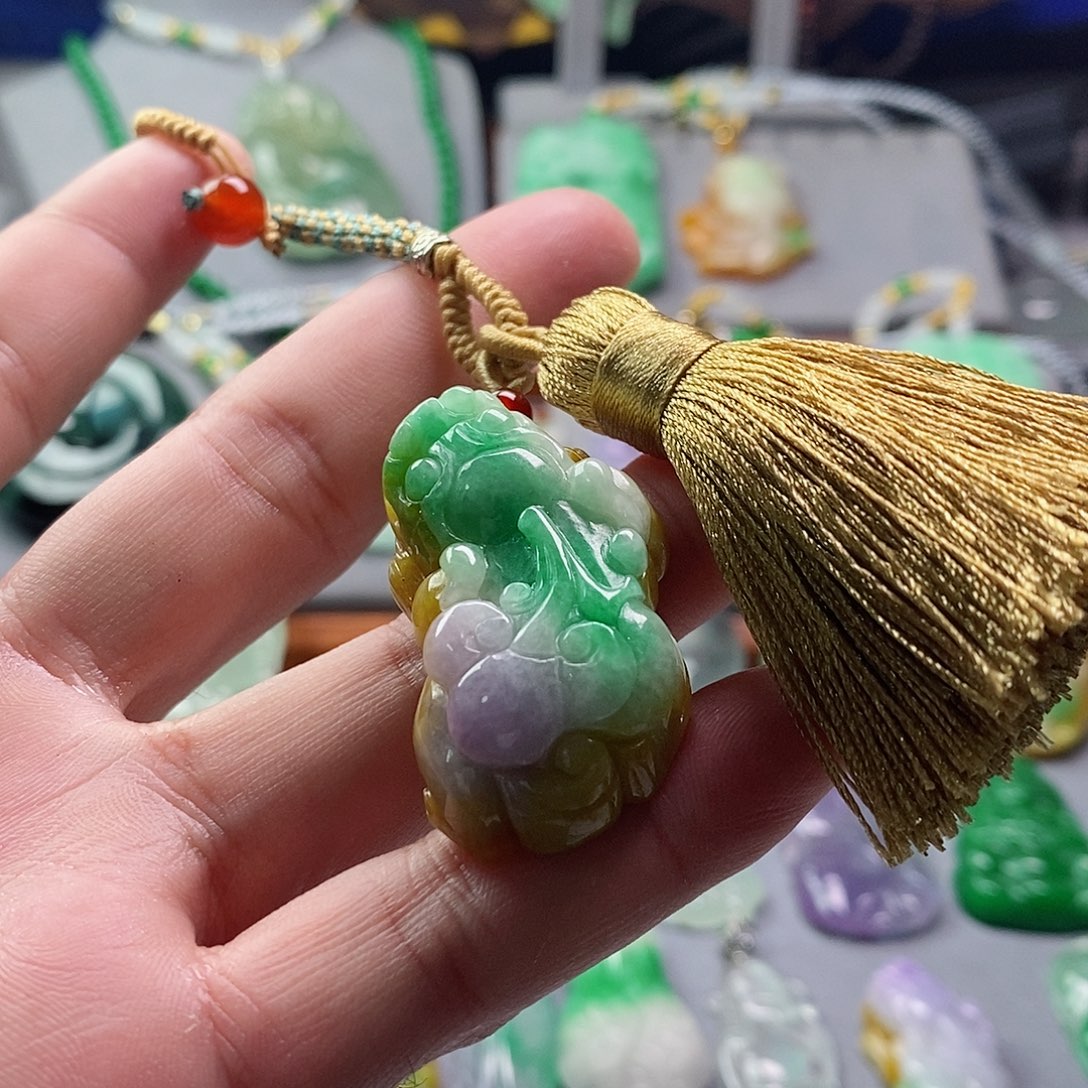 翡翠未镶嵌吊坠(赠链)