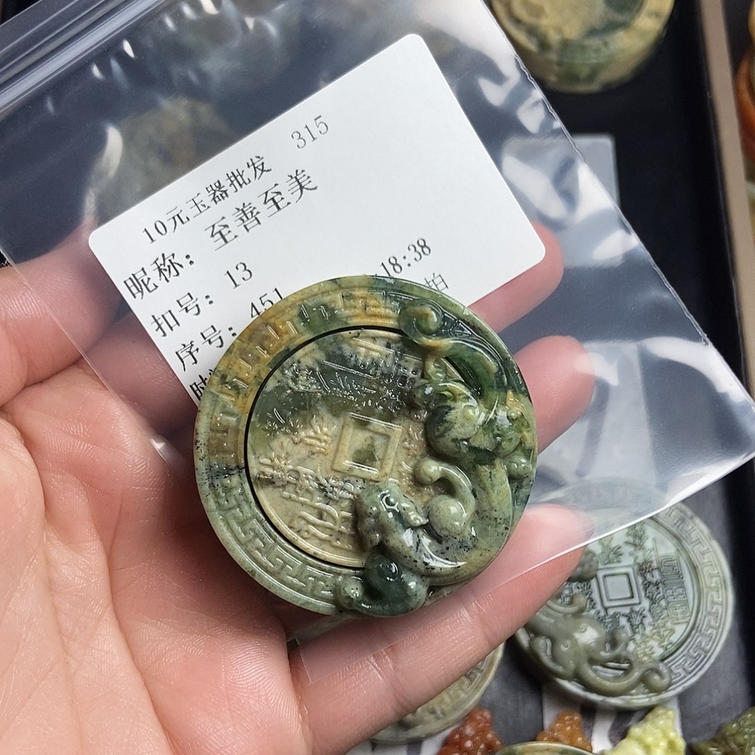 至***美蛇纹石玉未镶嵌颈饰