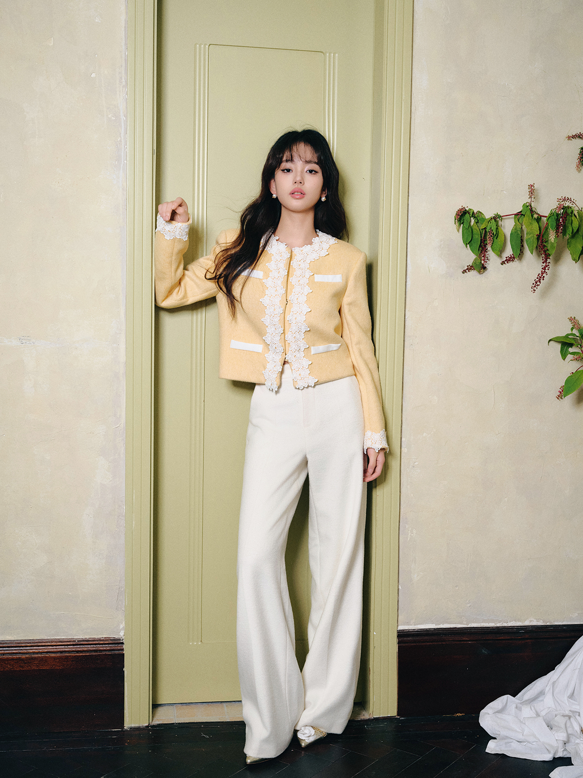 GUO JINGYI 显白法式风减龄鹅黄双面绒拼接手工花型蕾丝短外套