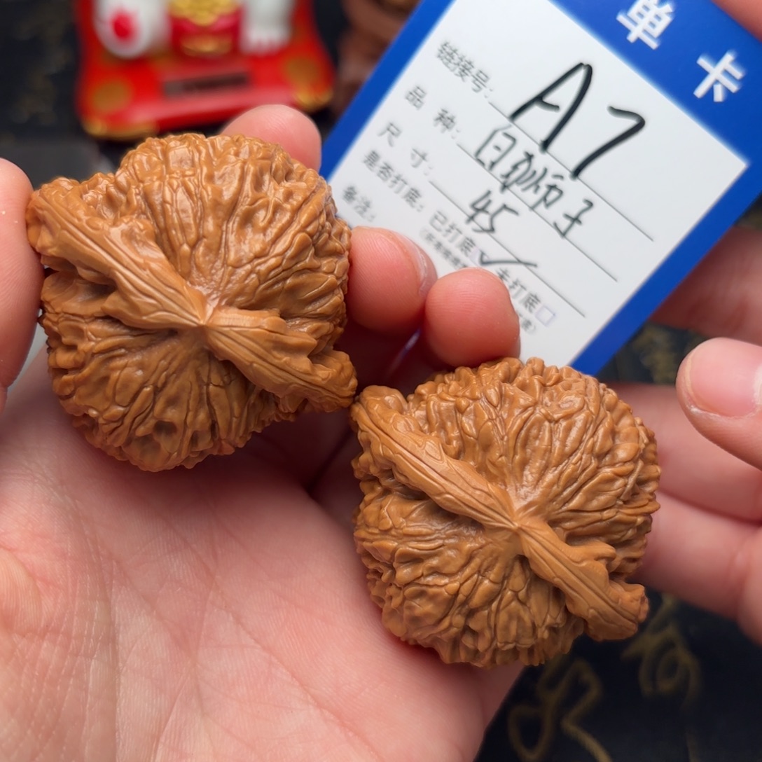 文玩核桃吊坠白狮子