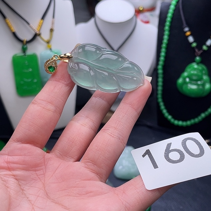 翡翠未镶嵌吊坠(赠链)