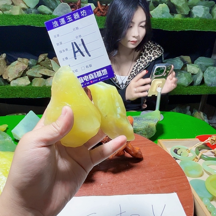 夜***鸣未镶嵌蛇纹石玉纯天然岫玉摆石摆件