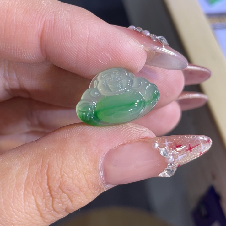 翡翠颈饰未镶嵌佛公