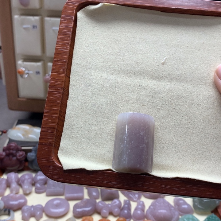 石英质玉颈饰足铂镶嵌