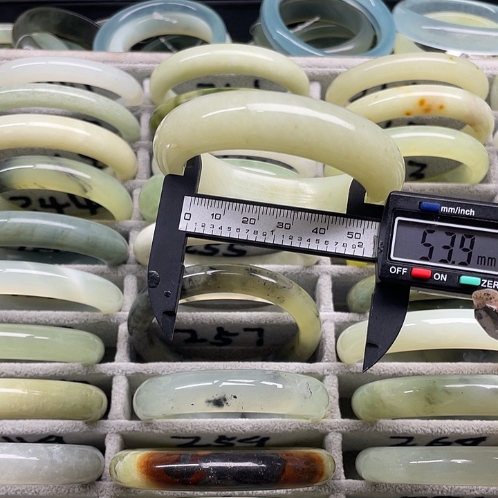 蛇纹石玉未镶嵌手镯264