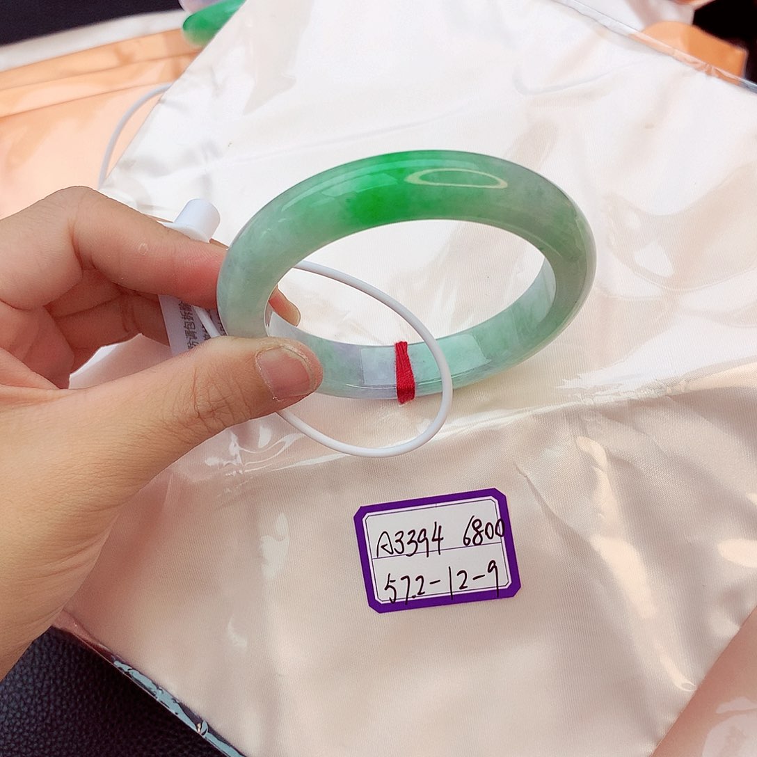 翡翠手镯未镶嵌翡翠