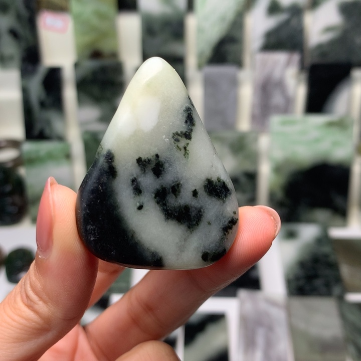 独山玉颈饰未镶嵌