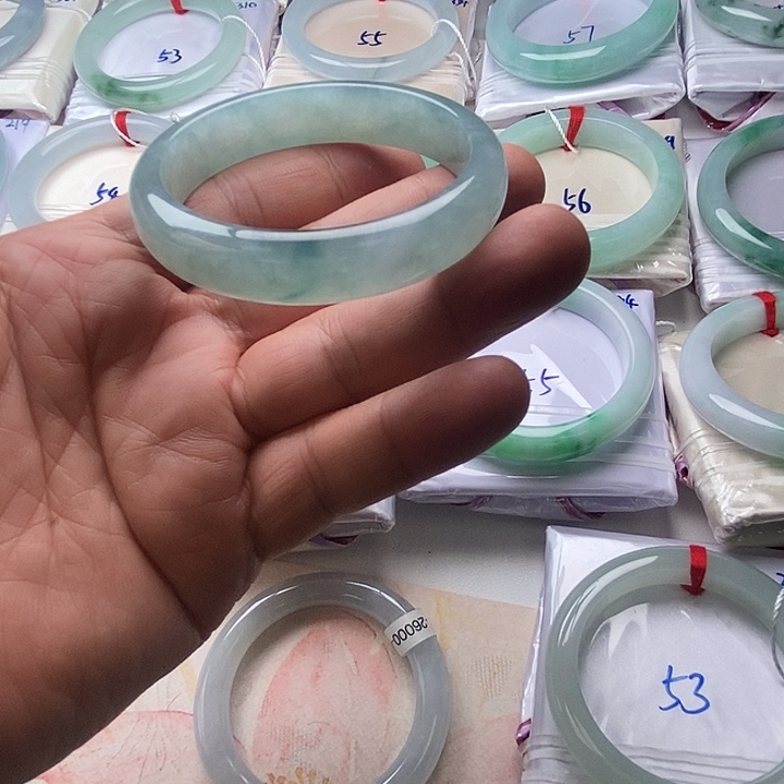 独***主翡翠未镶嵌手镯正