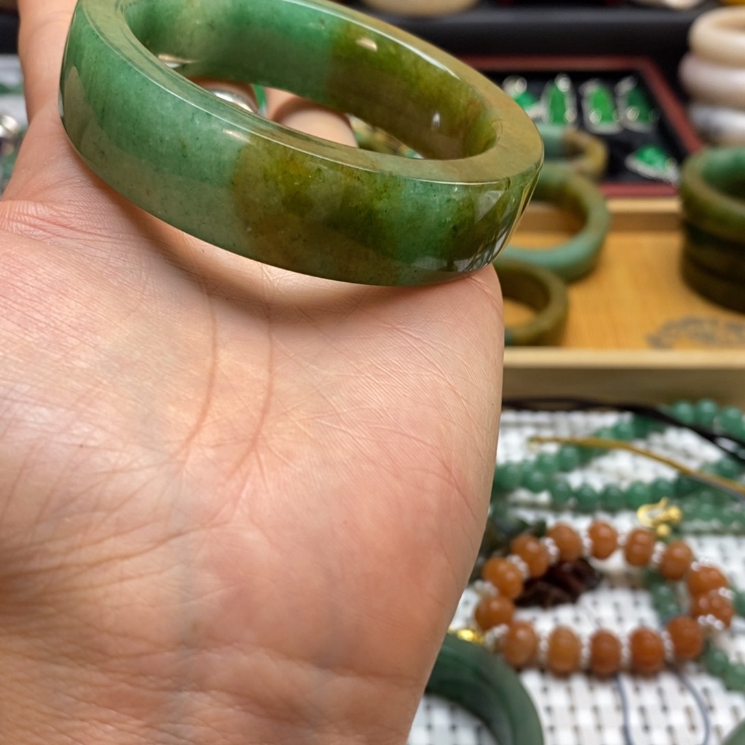 石英质玉未镶嵌手镯赵****?