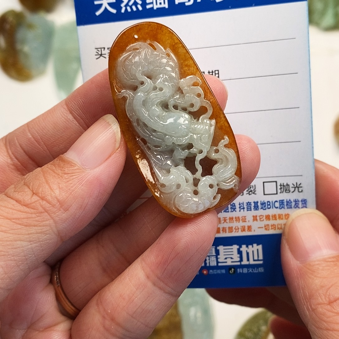 翡翠未镶嵌颈饰龙