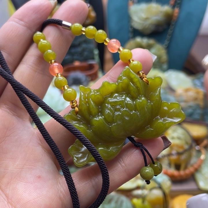 蛇纹石玉未镶嵌颈饰