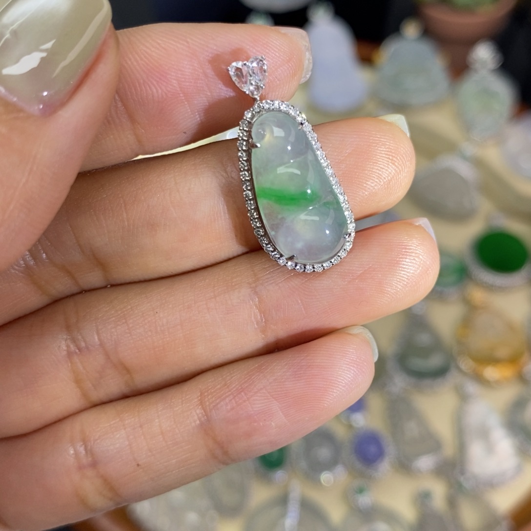 翡翠颈饰18K金镶嵌A货翡翠