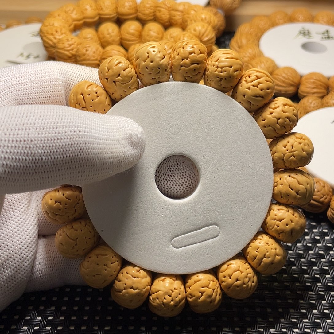 两****桃木纽扣桃核，皮质好，密度大