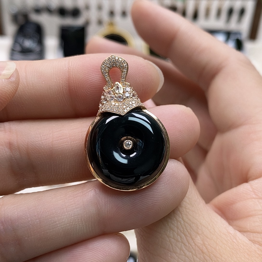 翡翠18K金镶嵌颈饰