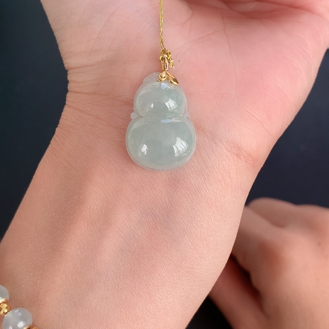 颈饰18K金镶嵌翡翠葫芦