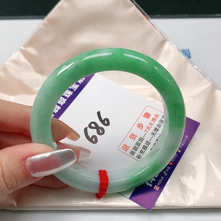 翡翠手镯未镶嵌翡翠手镯