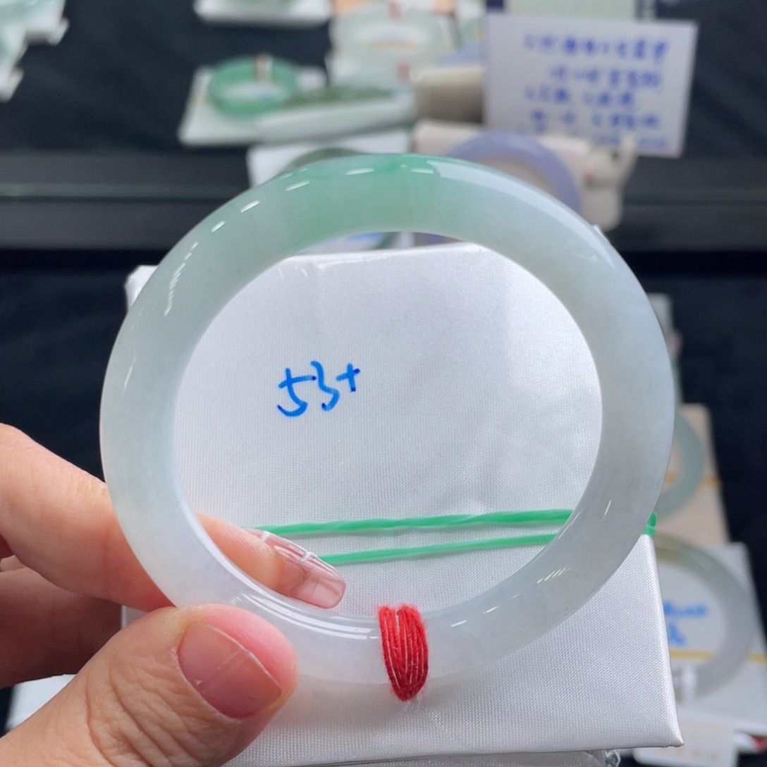 翡翠手镯未镶嵌翡翠手镯