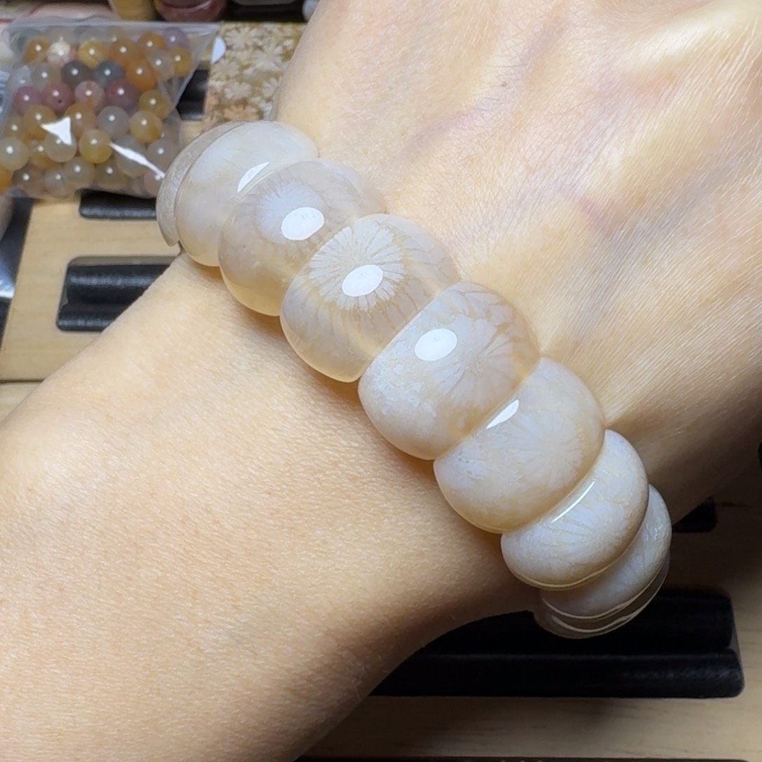 硅化玉精品，冰透又光滑的白色大花未镶嵌