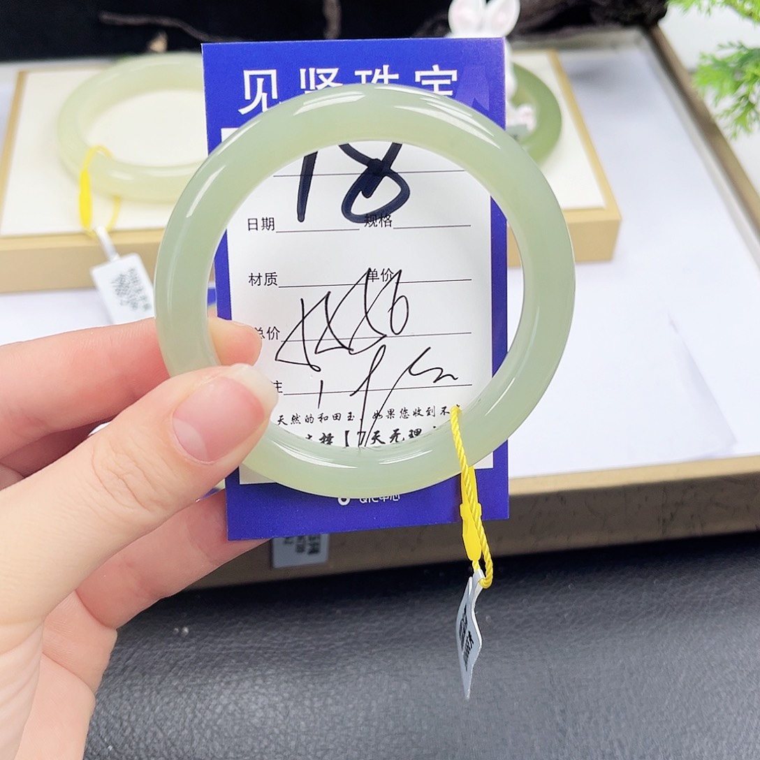 和田玉未镶嵌手镯