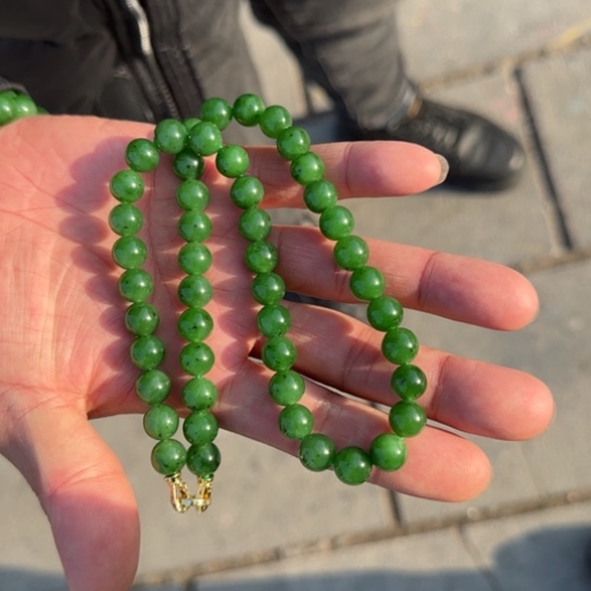 和田玉颈饰未镶嵌俄罗斯卡10冰辣阳绿，小小点