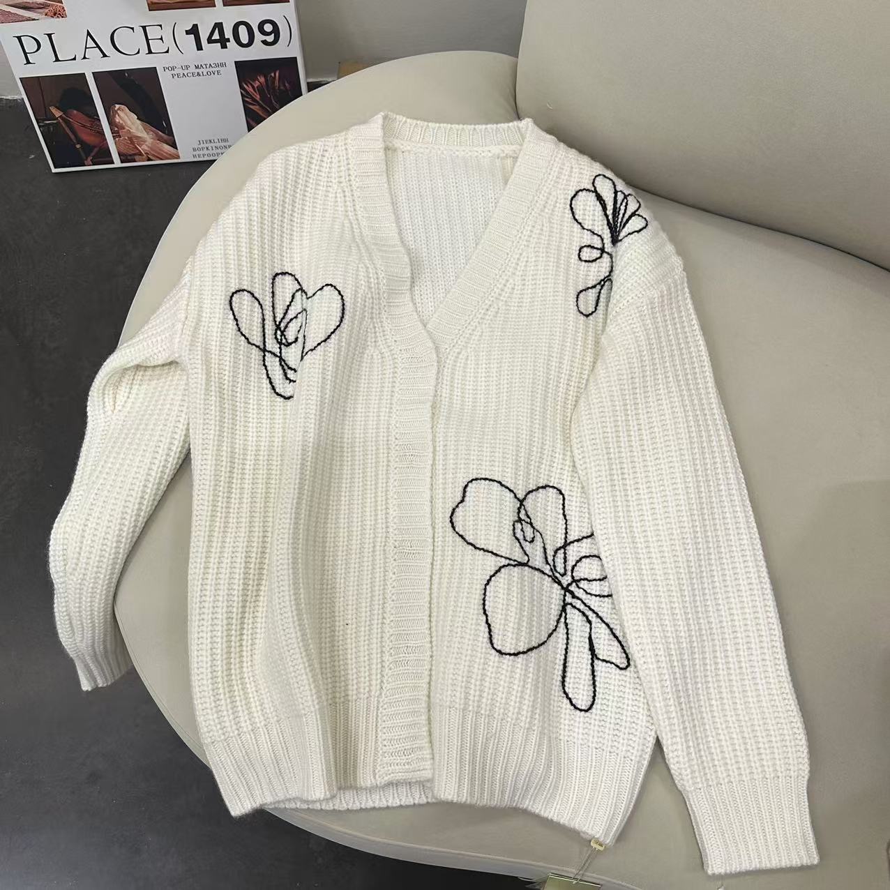 【俩月羊绒】轻奢241902-100羊绒重工时尚手工钩花图案V领针织外套