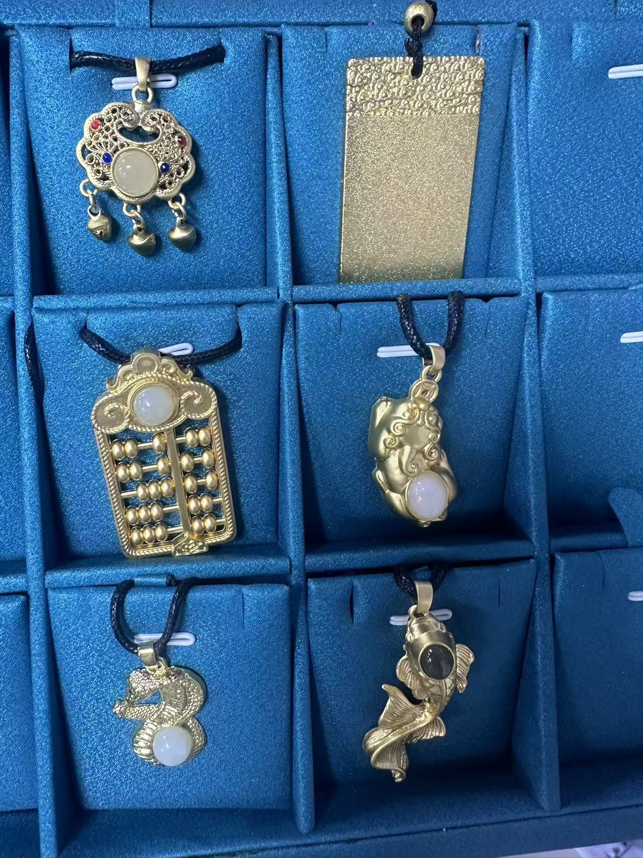 和田玉随机镶嵌底托吊坠