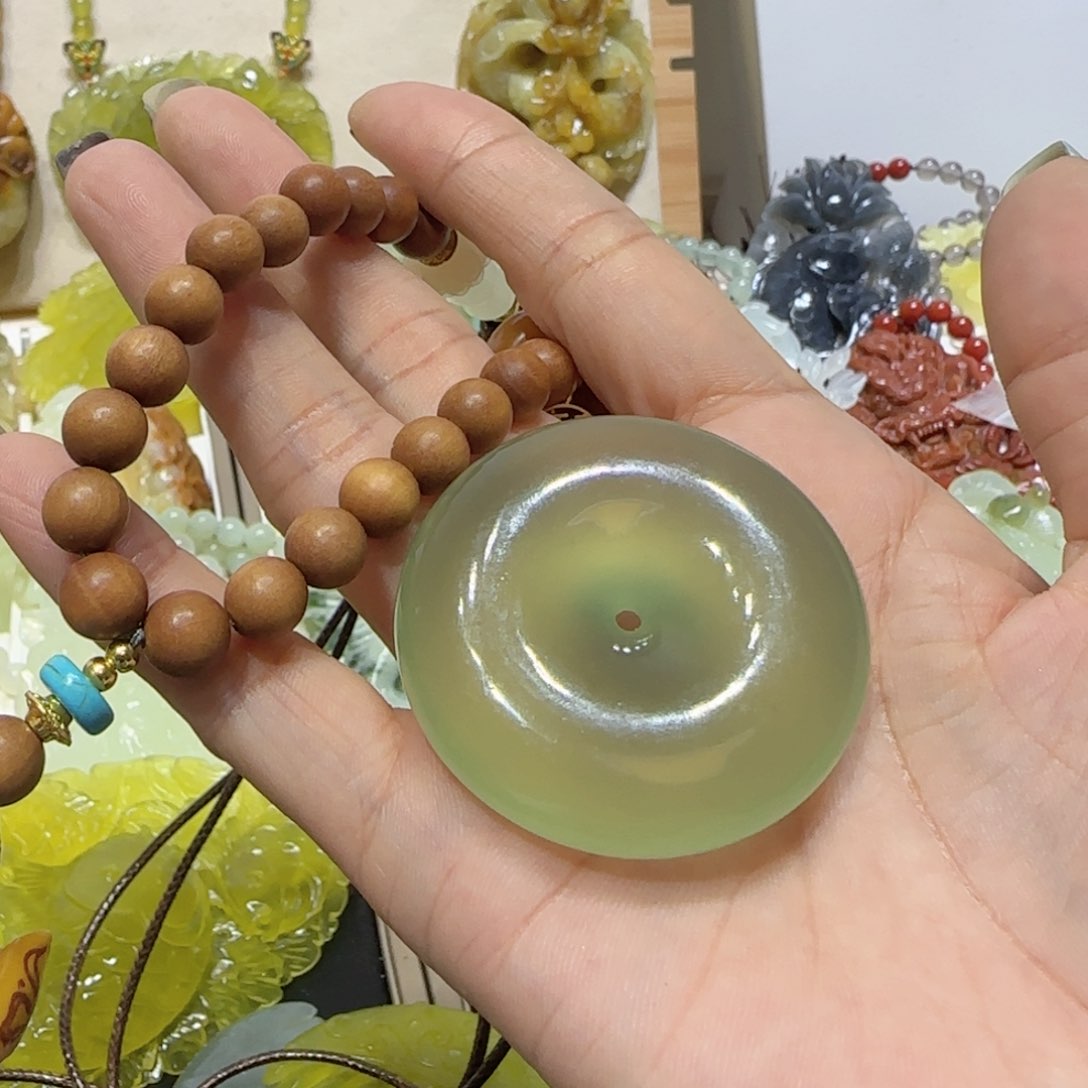 未镶嵌蛇纹石玉吊坠?**离