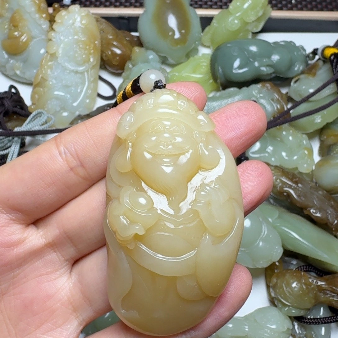 了***心和田玉未镶嵌颈饰