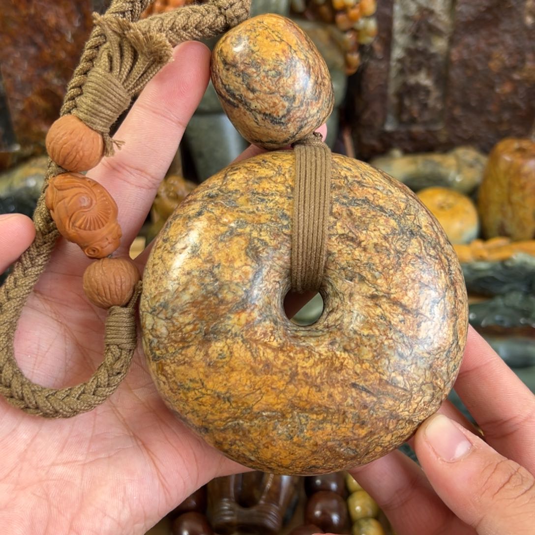未镶嵌岫岩河磨玉（透闪石质玉）把件
