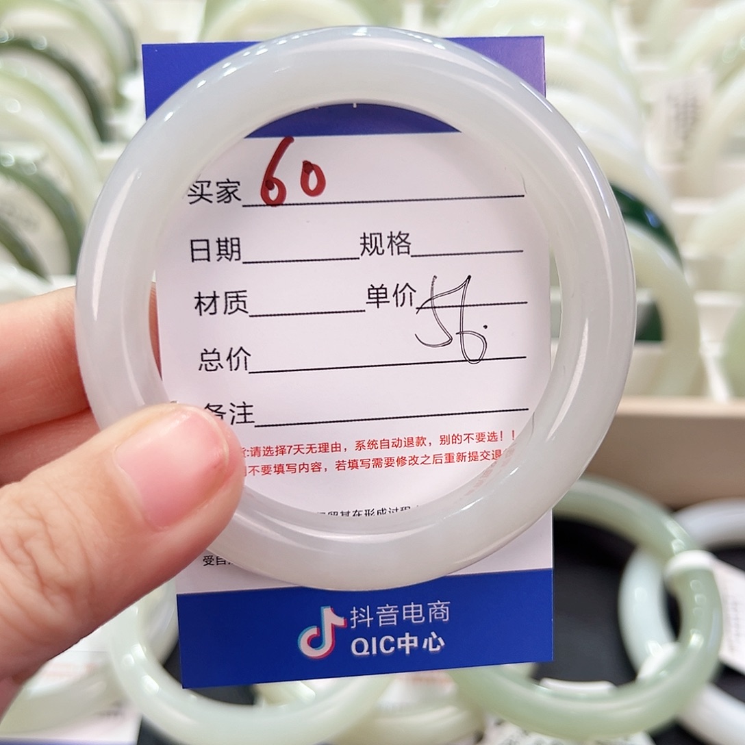 和田玉手镯未镶嵌桃**儿