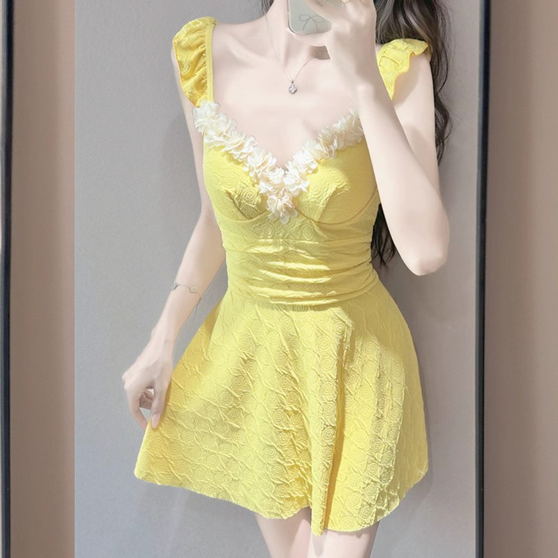 泳衣女款连体吊带纯色甜美修身花朵显瘦性感纯欲风度假泡温泉泳装