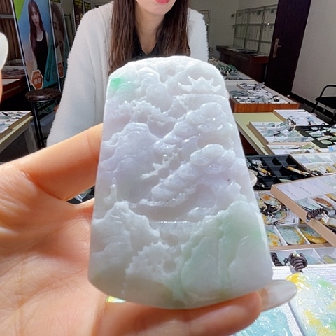 翡翠未镶嵌颈饰一个