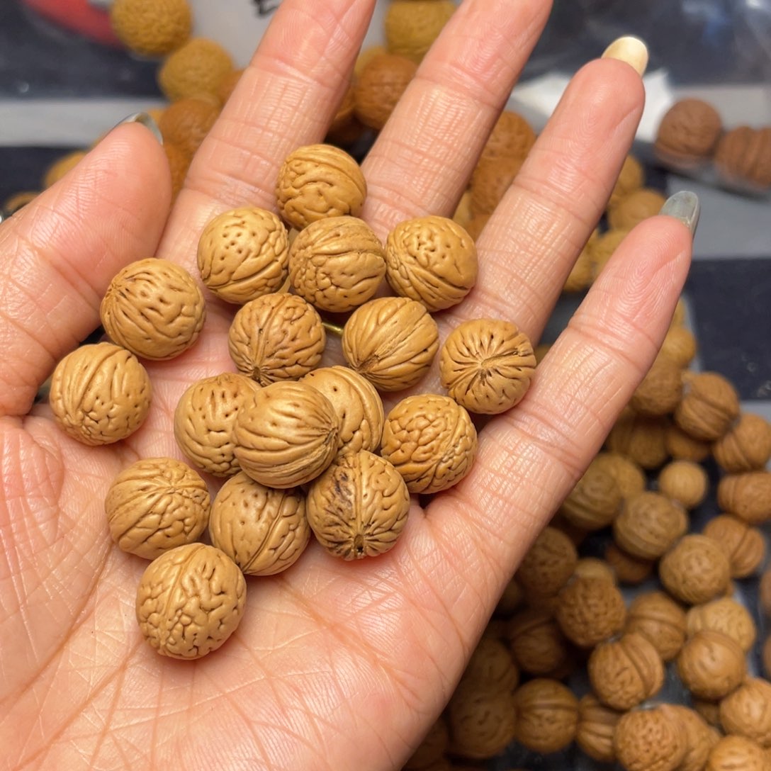 手串桃核Y**?桃核手持