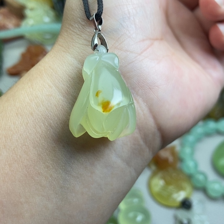 蛇纹石玉挂件未镶嵌