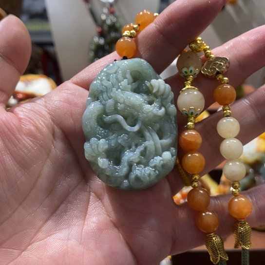 蛇纹石玉未镶嵌颈饰